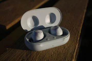 Samsung Galaxy Buds Plus otevřené pouzdro dřevo