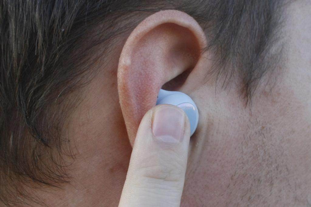 Samsung Galaxy Buds Plus ucho a prst