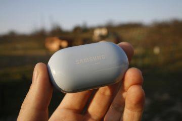 Samsung Galaxy Buds Plus v ruce zavřené