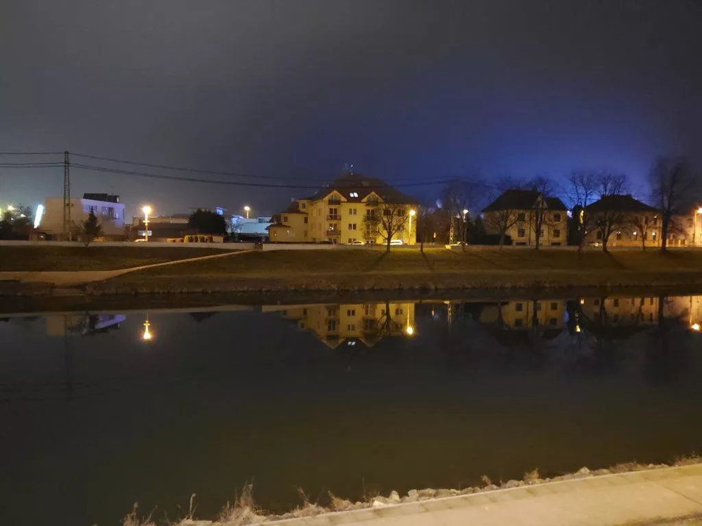 samsung galaxy fold foto primarni nocni mesto