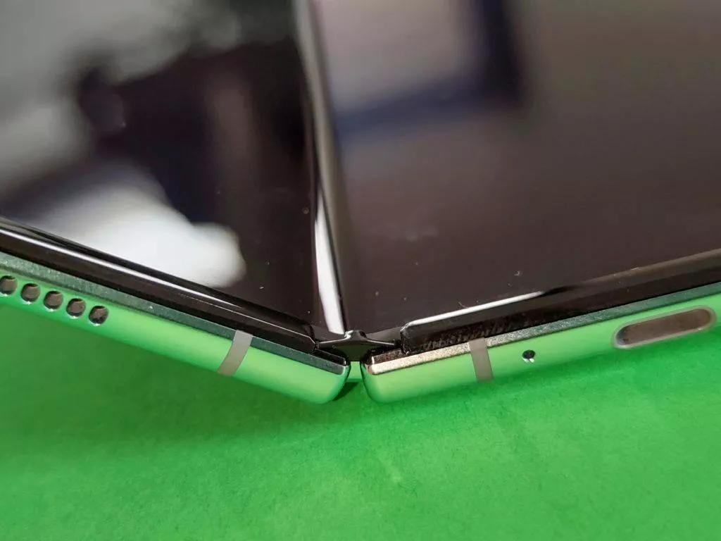 Samsung Galaxy fold kloub