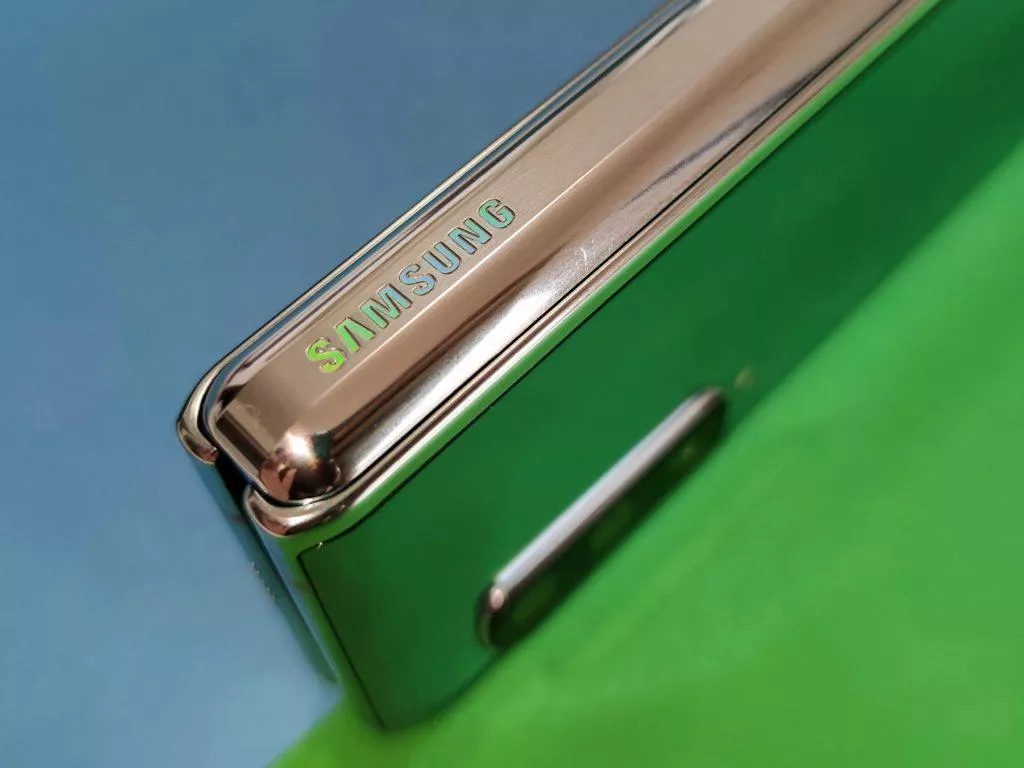Samsung Galaxy Fold hřbet