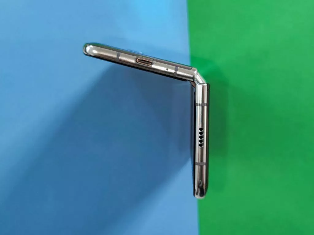 Samsung Galaxy Fold při otevírání