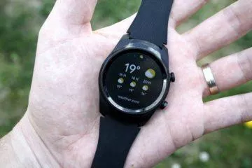 TicWatch Pro 4G LTE na dlani