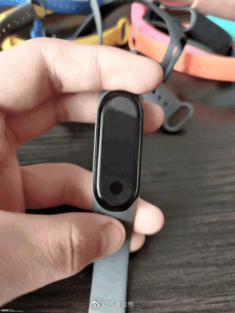 udajne realne fotografie Xiaomi Huami Mi Band 5 obrazek 1