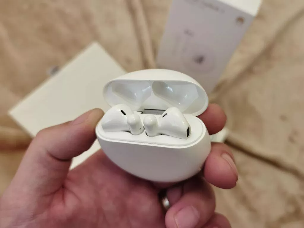 Huawei FreeBuds 3 pouzdro v ruce 1