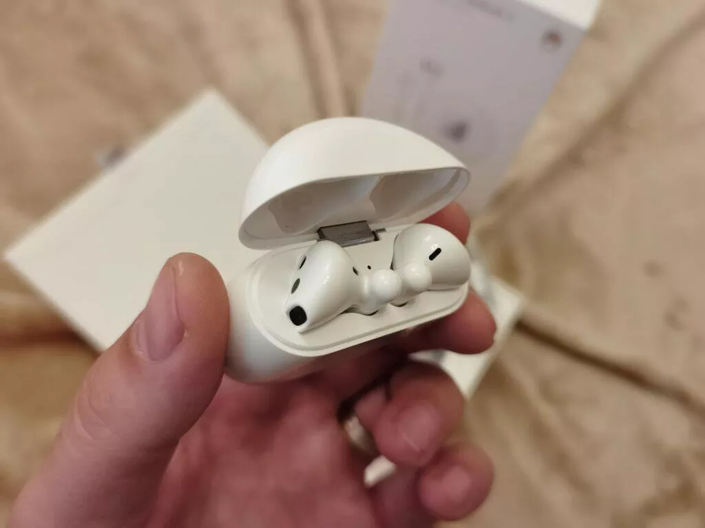 Huawei FreeBuds 3 pouzdro v ruce 2