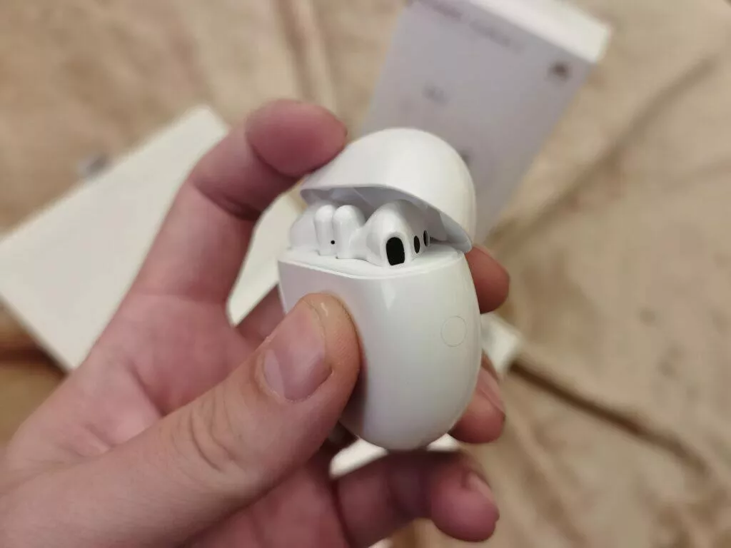 Huawei FreeBuds 3 pouzdro v ruce 3