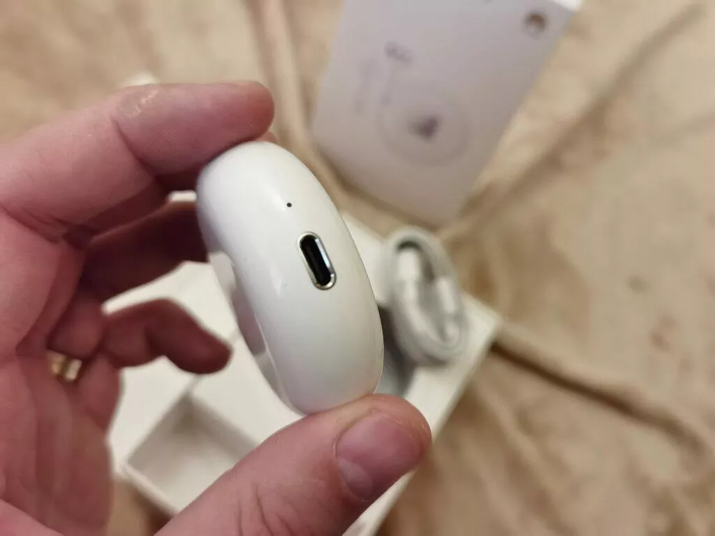 Huawei FreeBuds 3 pouzdro v ruce 4