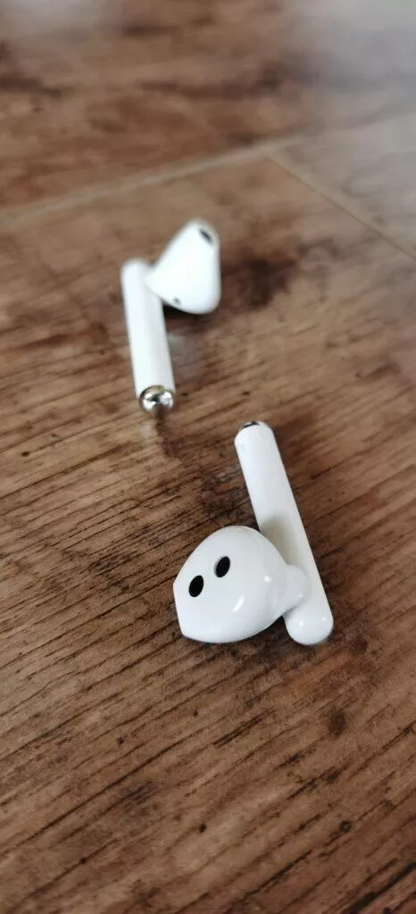 Huawei FreeBuds 3 pouzdro vyskove detaily 1