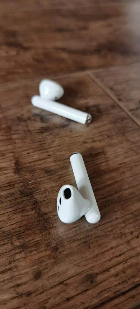 Huawei FreeBuds 3 pouzdro vyskove detaily 3