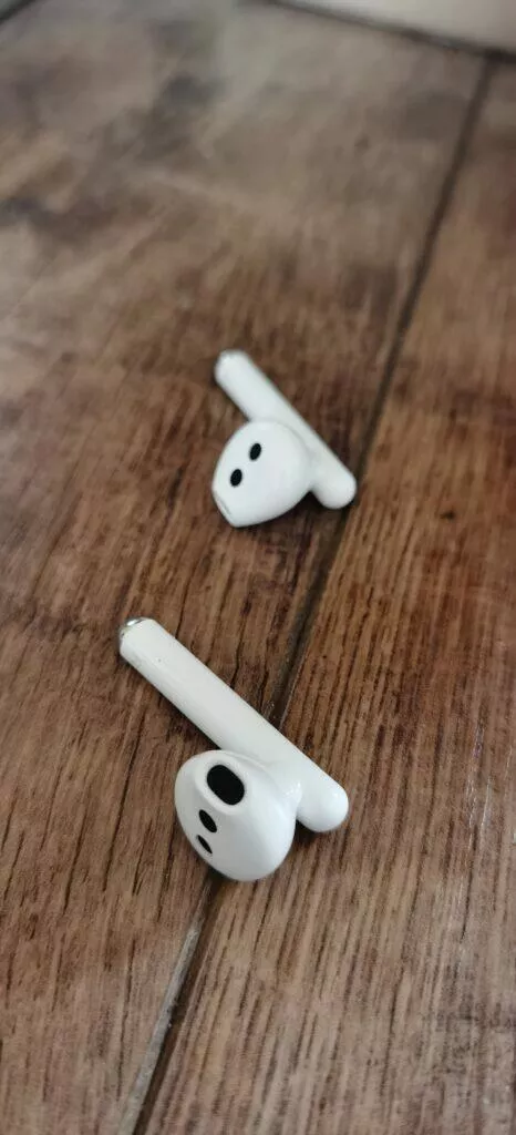Huawei FreeBuds 3 pouzdro vyskove detaily 4