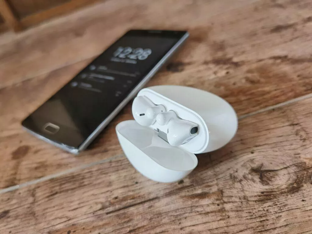 Huawei FreeBuds 3 s telefonem 1