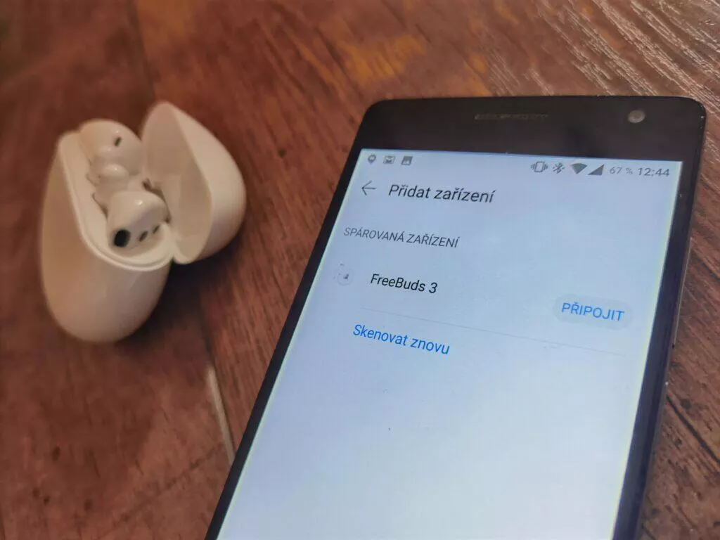 Huawei FreeBuds 3 s telefonem 2