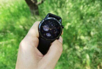Huawei Watch GT 2 tráva