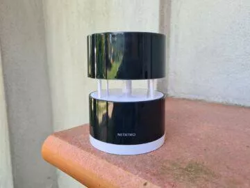 Netatmo anemometr na parapetu