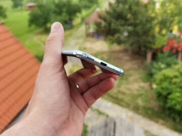 Samsung Galaxy S20 spodní hrana