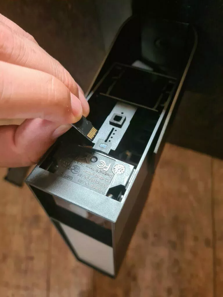 23 uložení SD karty