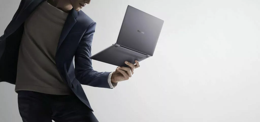 MateBook 13 v ruce