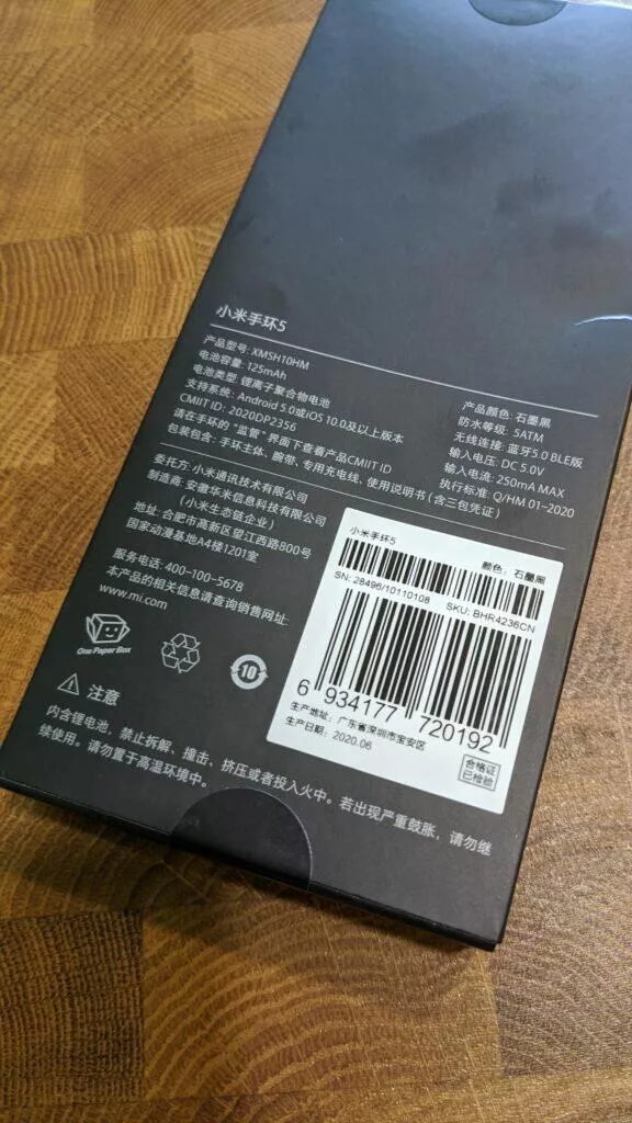 testování Xiaomi Mi Band 5 krabička zadní strana