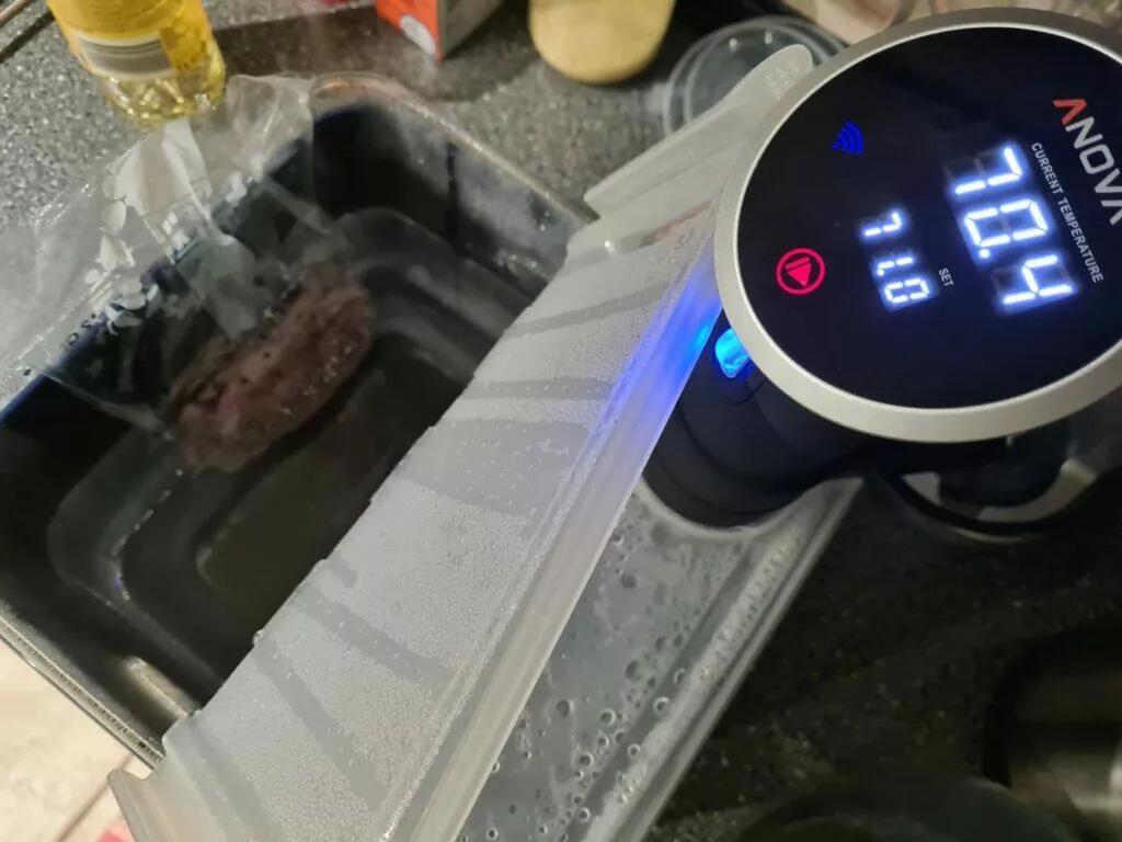 Anova Precision Cooker a nádoba