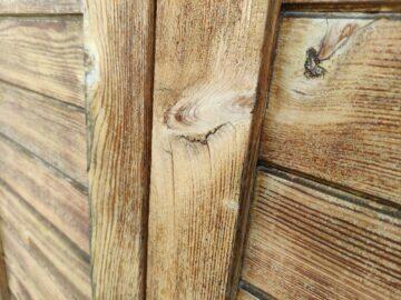 detail dřevo OnePlus Nord
