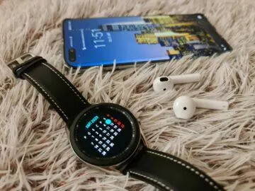 Samsung Galaxy Watch3 hodinky telefon sluchátka bok