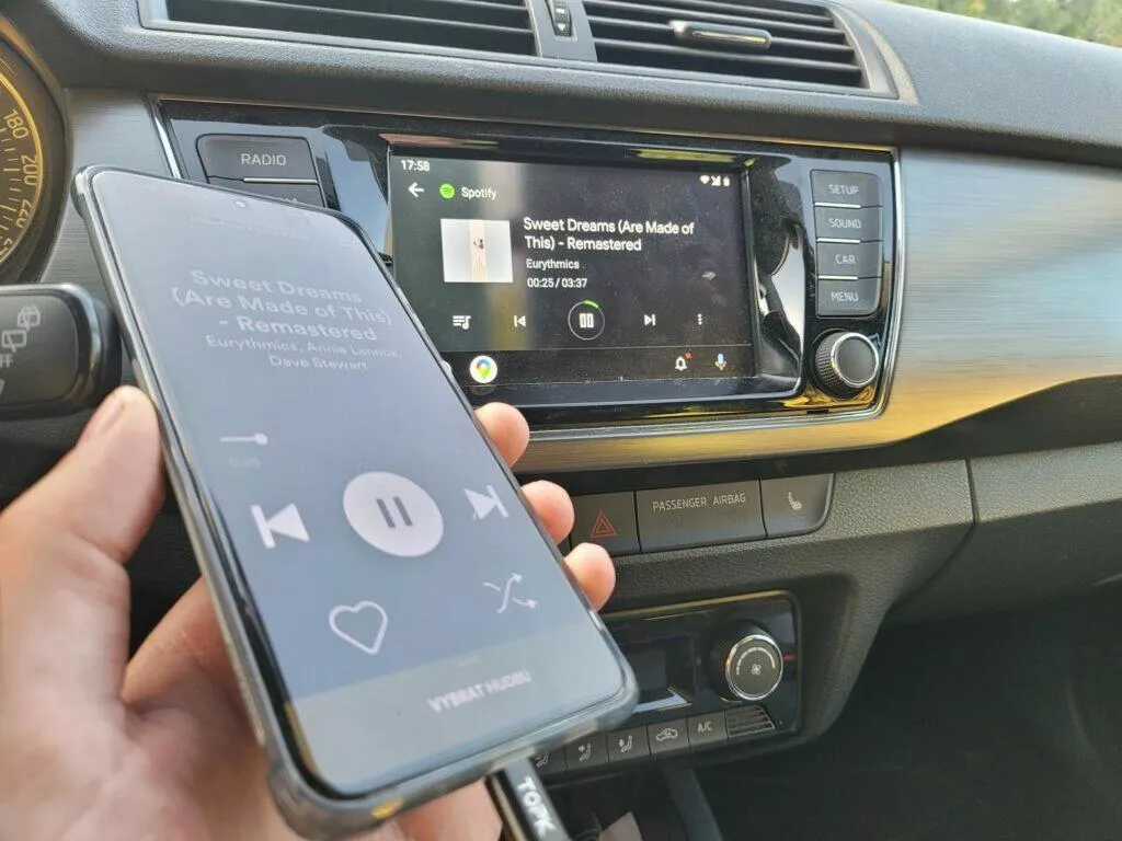 Jak pripojit rádio v autě s mobilem?