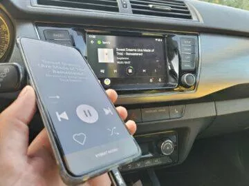 Jak v autě pouštět hudbu z mobilu Android Auto displej telefonu