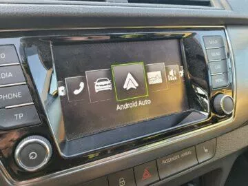 Jak v autě pouštět hudbu z mobilu Android Auto menu