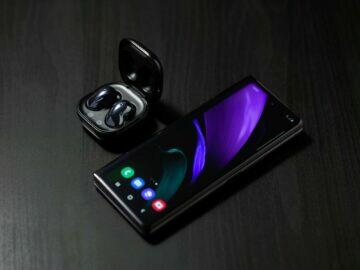 představení Samsung Galaxy Z Fold2 mystic black a sluchátka