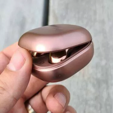 Samsung Galaxy Buds Live detail čtverec otevírání