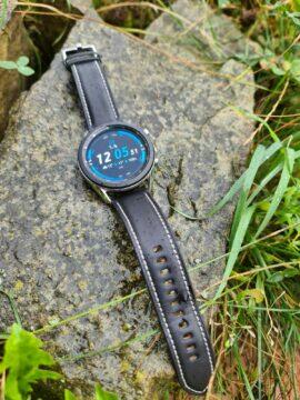 Samsung Galaxy Watch 3 na kameni