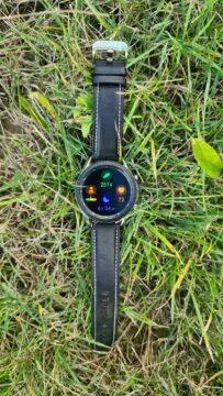 Samsung Galaxy Watch3 vertikální tráva