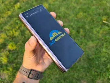 Samsung Galaxy Z Fold2 5G přední displej SA logo