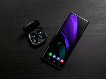 Samsung Galaxy Z Fold2 sluchátka Galaxy Buds Live