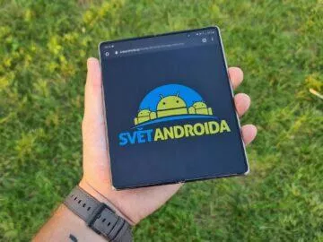 Samsung Galaxy Z Fold2 Svět Androida logo velký displej