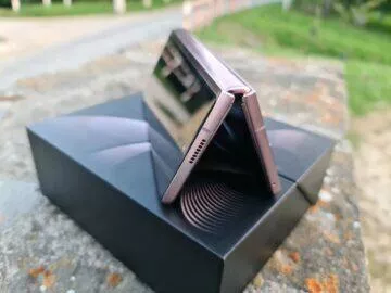 Samsung Galaxy Z Fold2 V horní rámeček