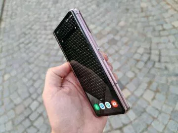 Samsung Galaxy Z Fold2 v ruce menší displej hrana