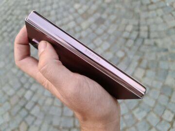 Samsung Galaxy Z Fold2 v ruce pant
