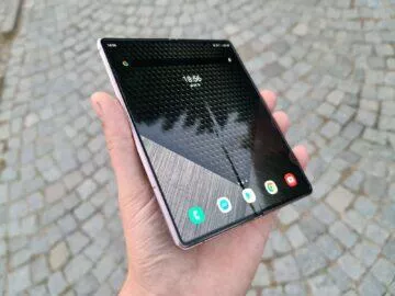 Samsung Galaxy Z Fold2 žlábek viditelný