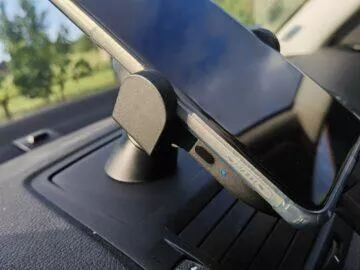 Xiaomi Mi 20W Wireless Car Charger s telefonem