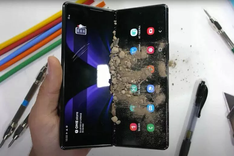 Galaxy Z Fold 2 test odolnosti Galaxy Z Fold 2 test odolnosti