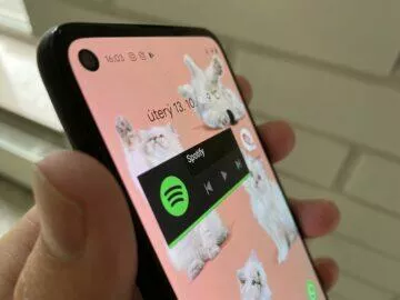 Google Pixel 4a průstřel v displeji