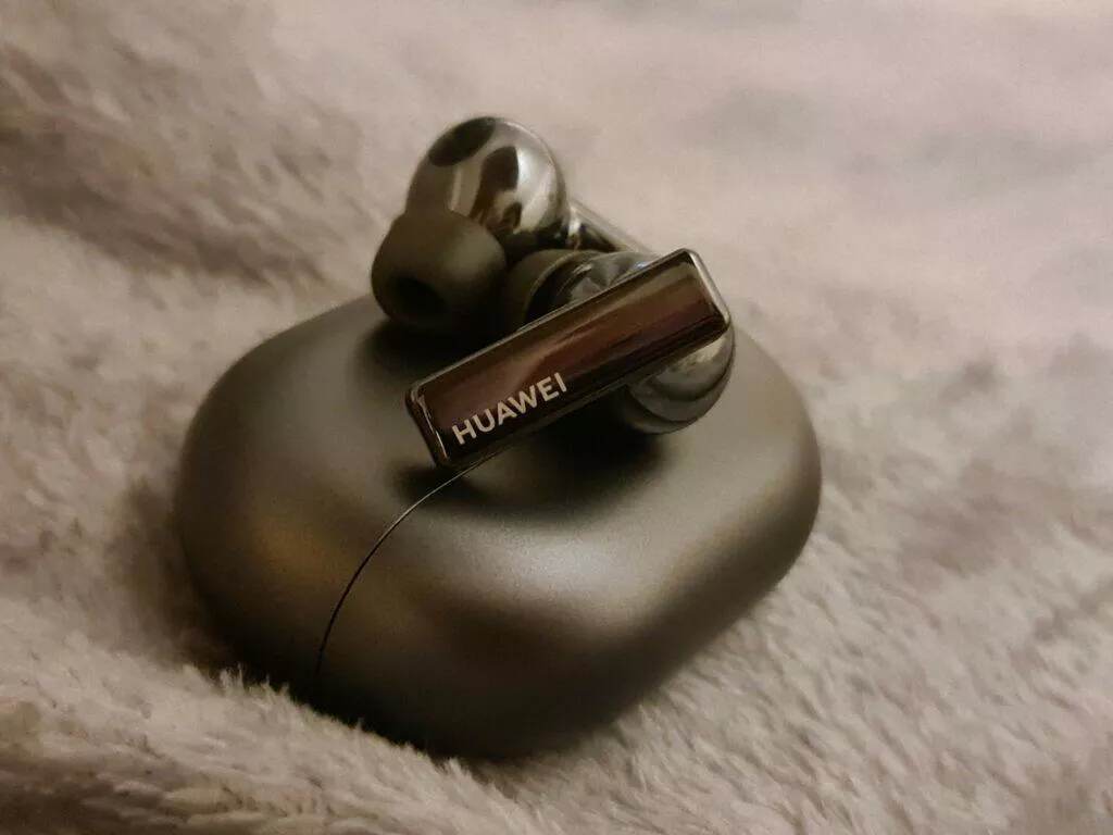 Huawei FreeBuds Pro detail sluchátka na pouzdře