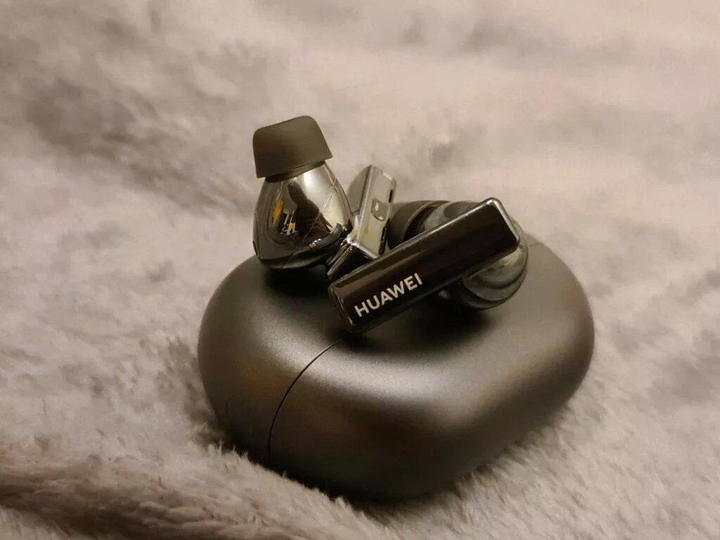 Huawei FreeBuds Pro detail sluchátka pouzdro