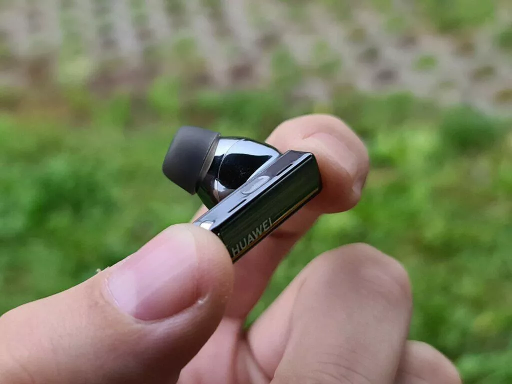 Huawei FreeBuds Pro sluchátko senzory