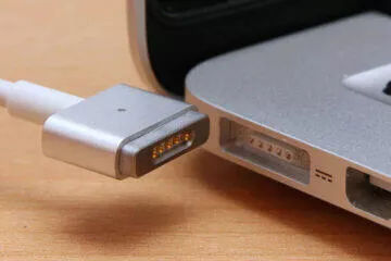 konektor MagSafe na starsim Macbooku