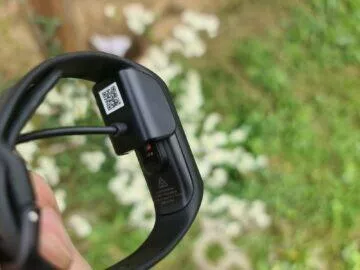 porovnání Xiaomi Mi Band 5 a Samsung Galaxy Fit2 nabíjení S