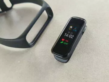 Samsung Galaxy Fit2 design tělo čelo řemínek